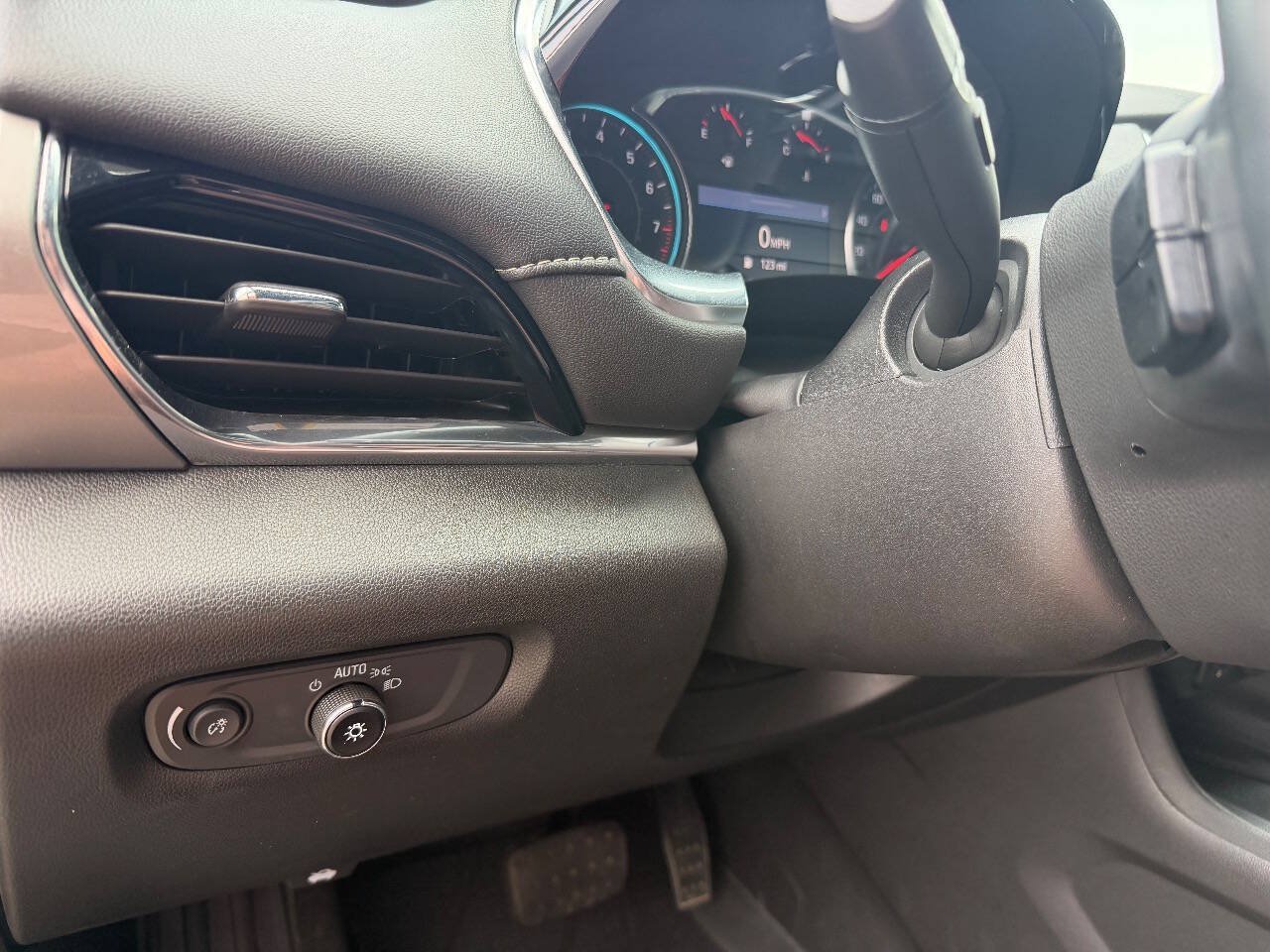 Used 2023 Chevrolet Traverse LT AWD/4WD image 9