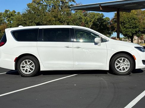 Used 2020 Chrysler Pacifica Touring image 8