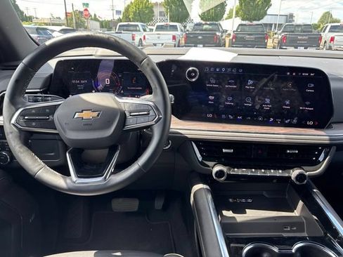 Used 2025 Chevrolet Suburban Premier AWD/4WD image 17