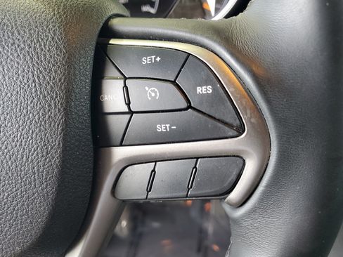 Used 2018 Jeep Grand Cherokee Laredo RWD image 25