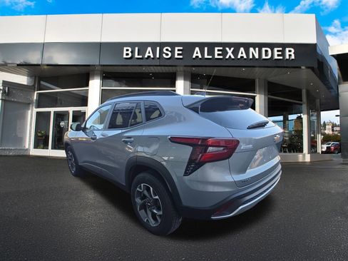 Used 2024 Chevrolet Trax LT w/ LT Convenience Package image 8