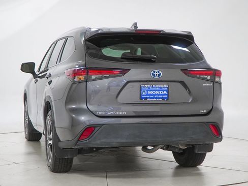 Used 2024 Toyota Highlander XLE AWD/4WD image 8