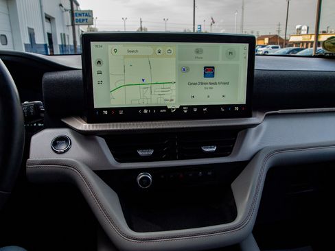 Used 2025 Ford Explorer Active w/ Active Comfort Package image 16