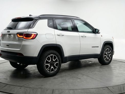 Used 2025 Jeep Compass Trailhawk AWD/4WD image 9