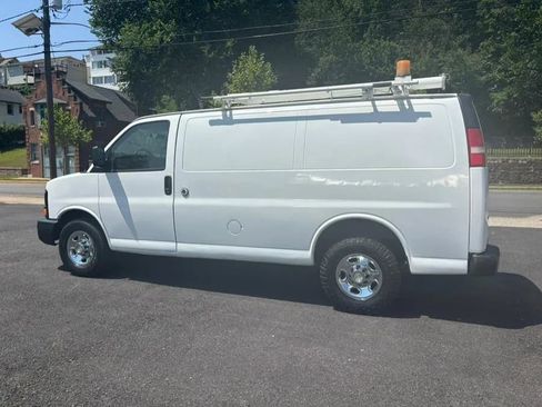 Used 2011 Chevrolet Express 2500 image 4