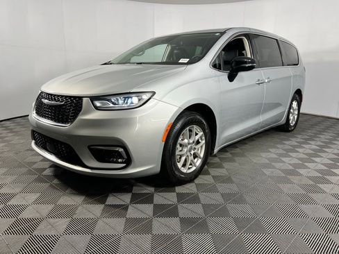 Used 2024 Chrysler Pacifica Touring-L image 10