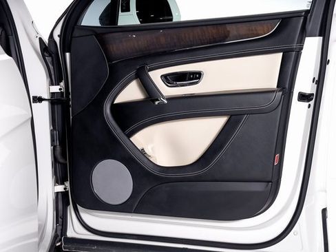 Used 2019 Bentley Bentayga image 64