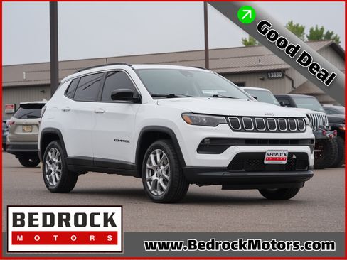 Used 2022 Jeep Compass Latitude w/ Sun and Sound Group AWD/4WD image 1