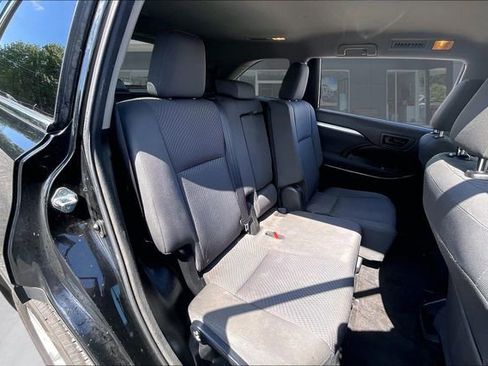 Used 2016 Toyota Highlander LE FWD image 24