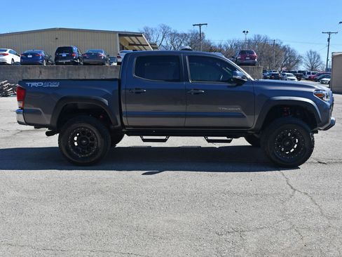 Used 2017 Toyota Tacoma TRD Off-Road AWD/4WD image 10