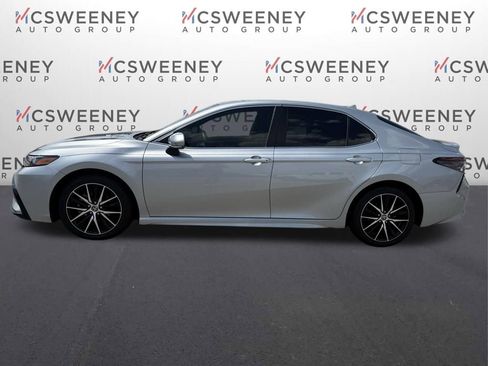 Used 2022 Toyota Camry SE FWD image 2