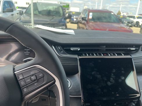 Used 2025 Jeep Grand Cherokee Limited image 10