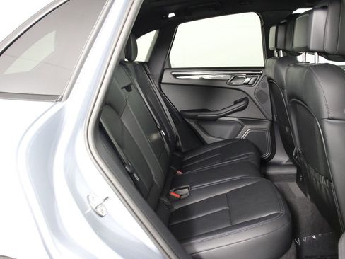 Certified 2026 Porsche Macan AWD/4WD image 32