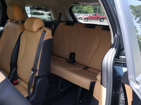 Certified 2022 Kia Carnival EX FWD image 11