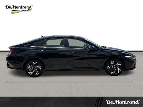 New 2025 Hyundai Elantra SEL image 4