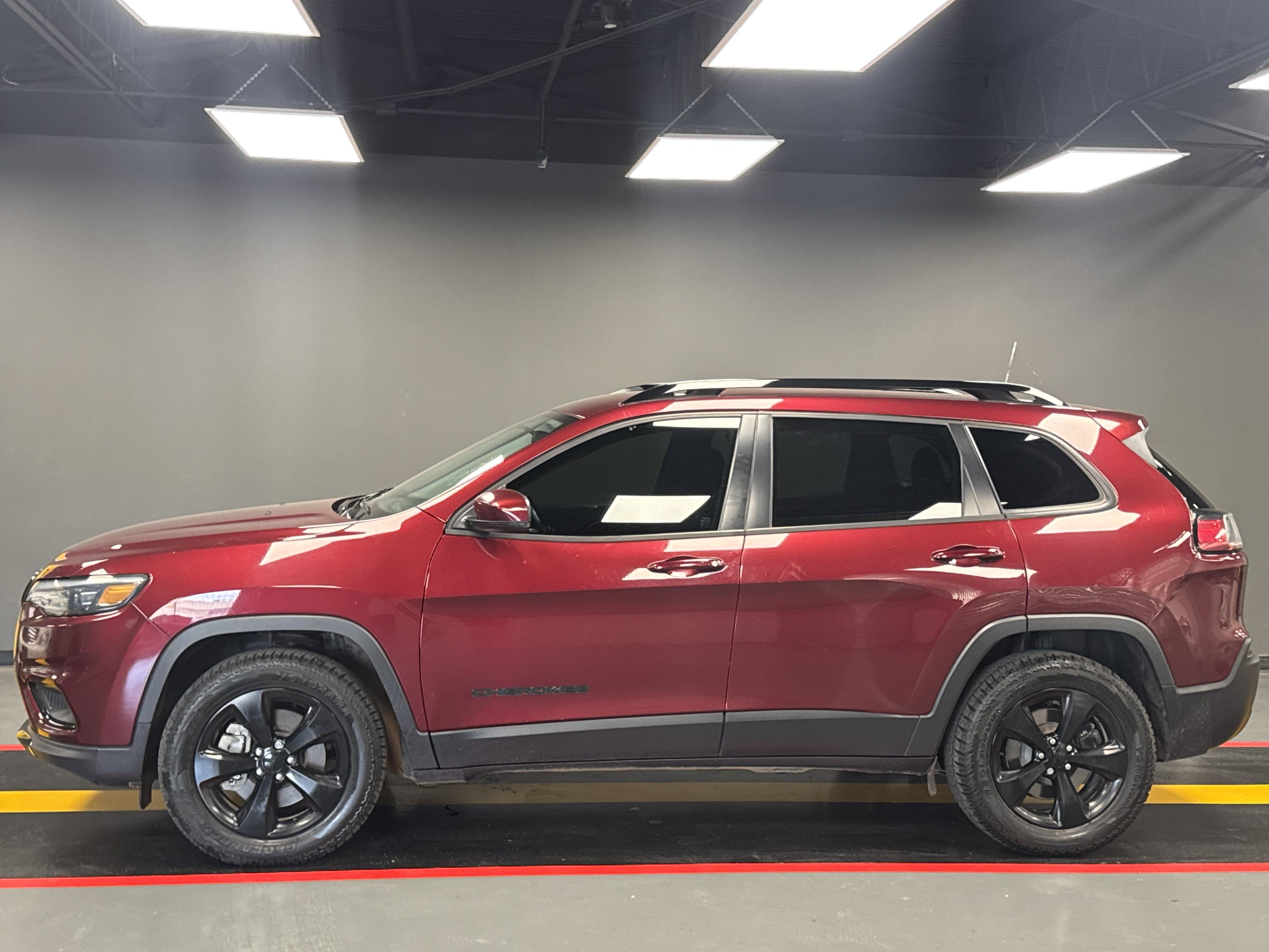Used 2020 Jeep Cherokee Latitude Plus AWD/4WD image 3