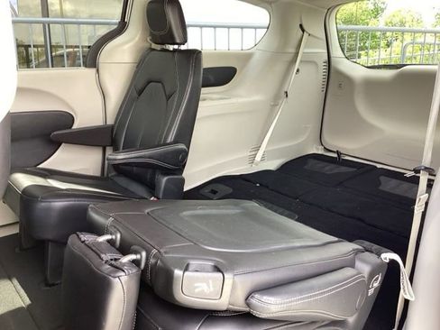 Used 2023 Chrysler Pacifica Touring-L FWD image 29