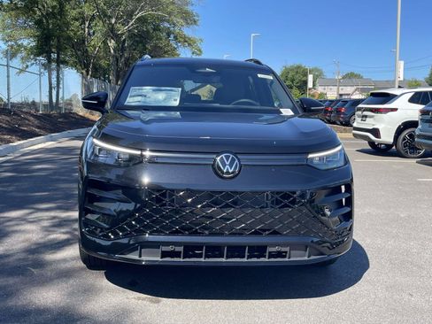 New 2026 Volkswagen Tiguan SE R-Line FWD image 2