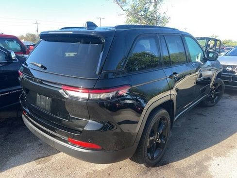 Used 2024 Jeep Grand Cherokee Altitude image 4