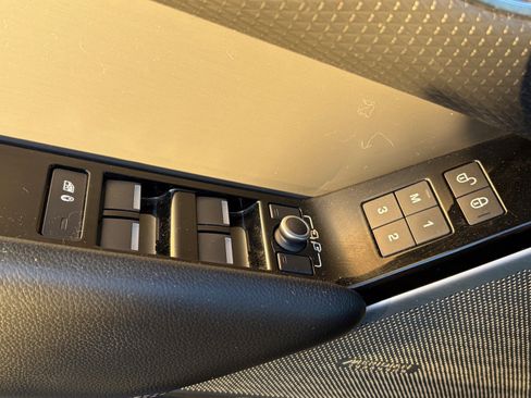 Used 2018 Land Rover Range Rover Velar R-Dynamic SE image 8