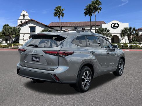 Used 2026 Toyota Highlander XLE AWD/4WD image 2