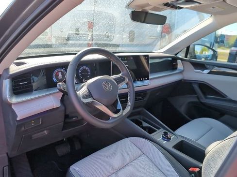 Used 2025 Volkswagen Tiguan SE image 8