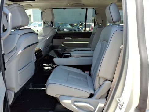 Used 2022 Jeep Grand Wagoneer Series II AWD/4WD image 12