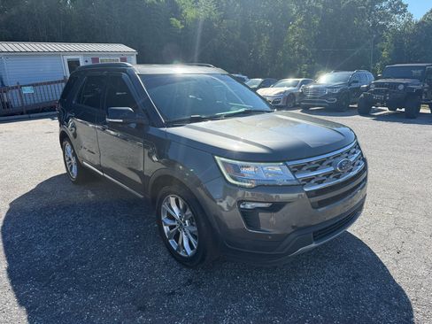 Used 2018 Ford Explorer XLT w/ Equipment Group 202A FWD image 3