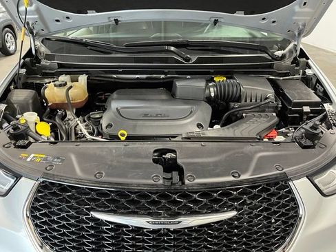 Used 2024 Chrysler Pacifica Touring-L FWD image 9