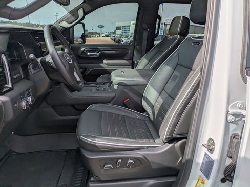 Used 2025 GMC Sierra 2500 AT4X image 9