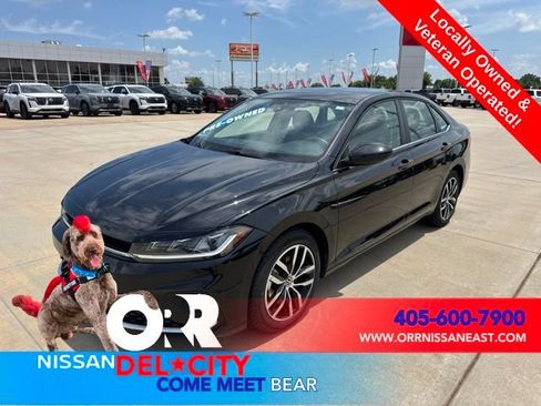 Used 2025 Volkswagen Jetta SE FWD image 1