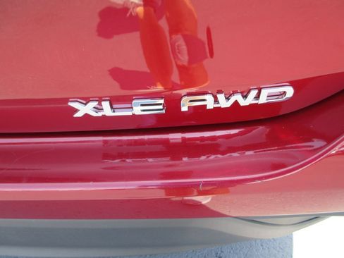 Used 2022 Toyota Highlander XLE AWD/4WD image 10