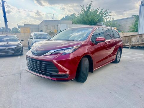 Used 2022 Toyota Sienna LE FWD image 6