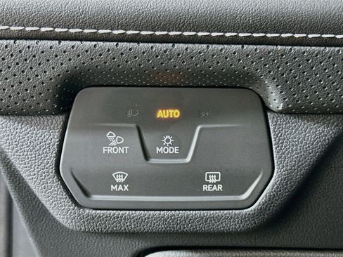 Used 2025 Volkswagen Atlas SE FWD image 17