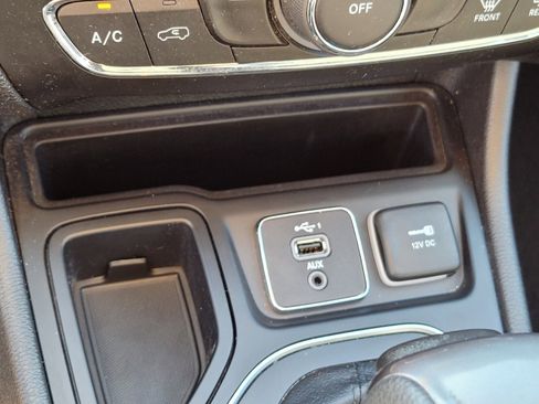 Used 2019 Jeep Cherokee Latitude w/ Popular Appearance Group image 5