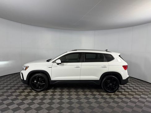 Used 2023 Volkswagen Taos SE w/ Panoramic Sunroof Package FWD image 11
