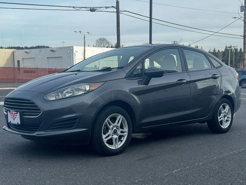 Used 2017 Ford Fiesta SE image 2