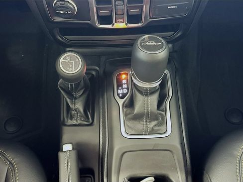 Used 2025 Jeep Gladiator Sport AWD/4WD image 16