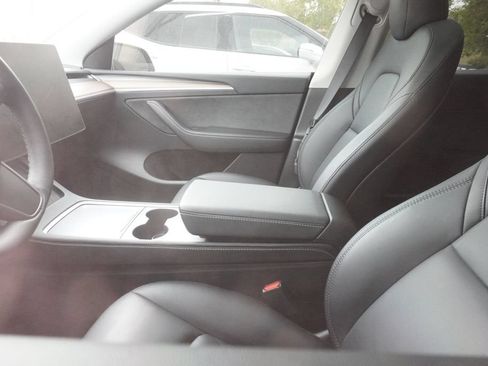 Used 2024 Tesla Model Y Long Range AWD/4WD image 9
