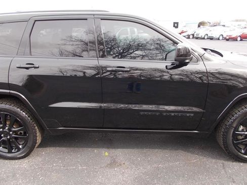 Used 2019 Jeep Grand Cherokee Altitude image 12