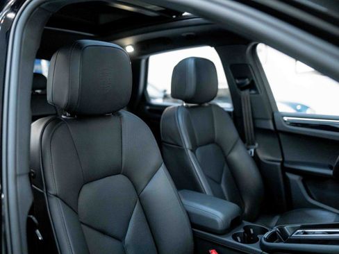 Used 2025 Porsche Macan Base image 79