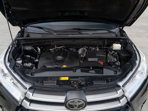 Used 2017 Toyota Highlander XLE w/ Carpet Mat Package image 30