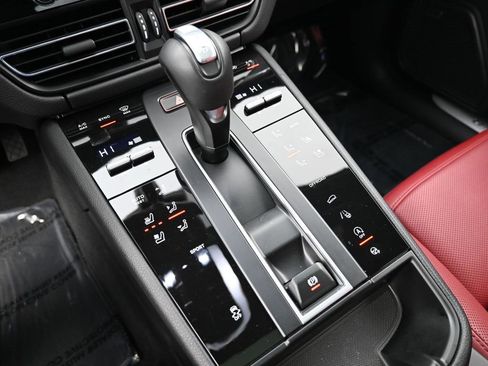 Used 2025 Porsche Macan image 24