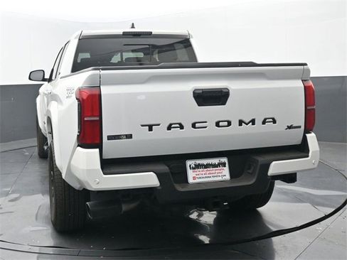 Used 2024 Toyota Tacoma TRD Sport w/ TRD Sport Upgrade Package image 4