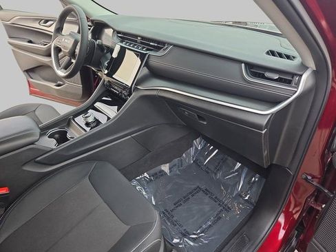 Used 2024 Jeep Grand Cherokee Laredo X image 11