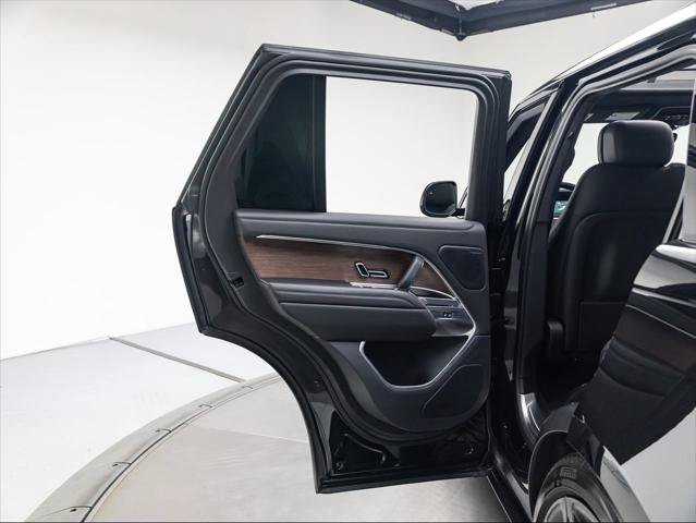 Used 2025 Land Rover Range Rover SE AWD/4WD image 25