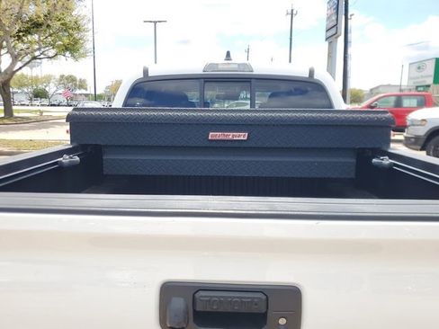 Used 2020 Toyota Tacoma SR5 w/ SR5 Appearance Package (SM) image 5