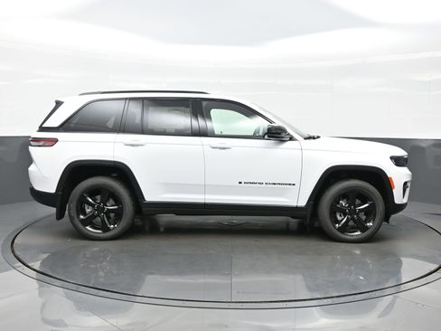 New 2025 Jeep Grand Cherokee Altitude image 7