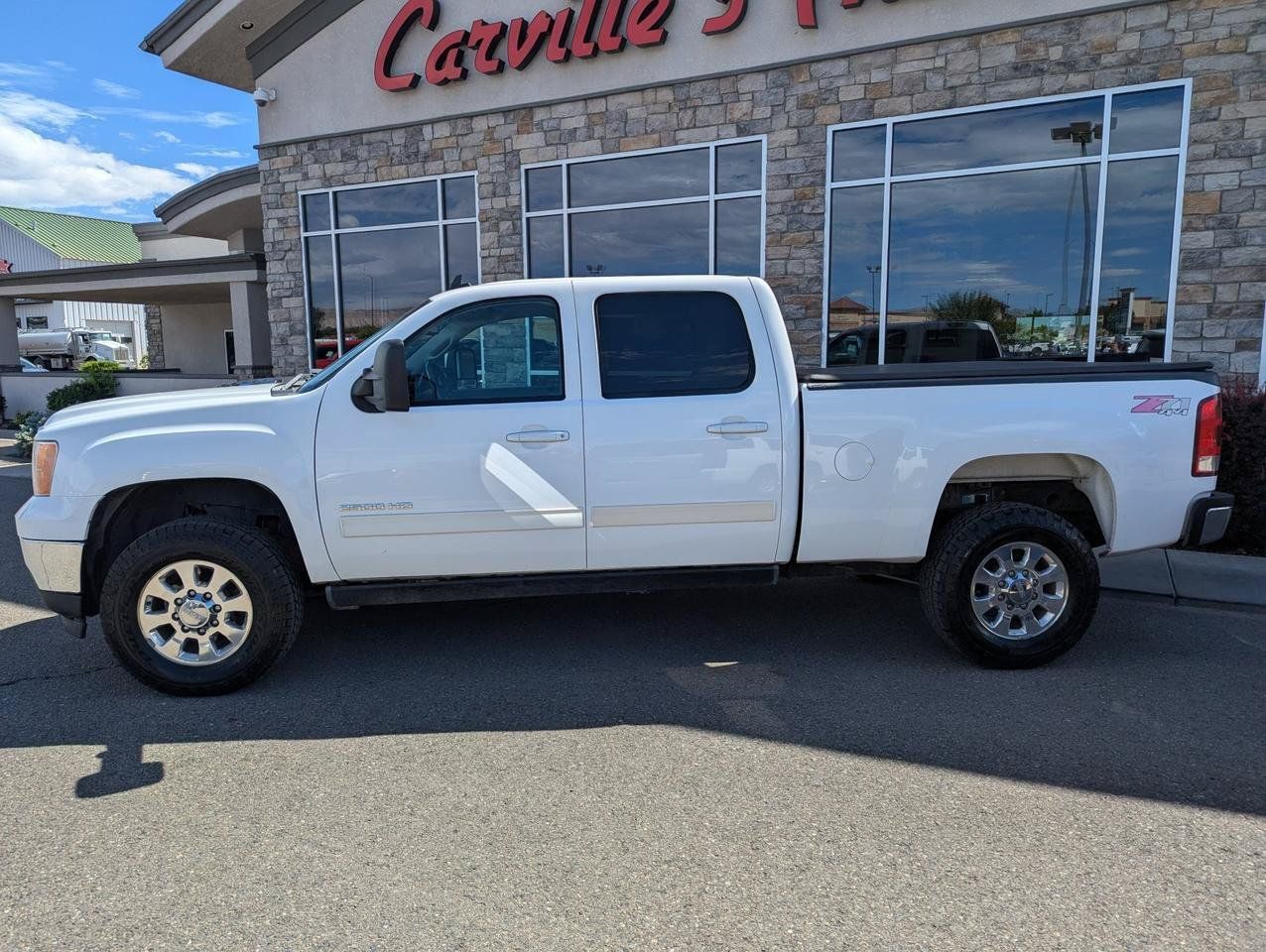 Used 2014 GMC Sierra 2500 SLT w/ Suspension Package, Off-Road AWD/4WD image 2