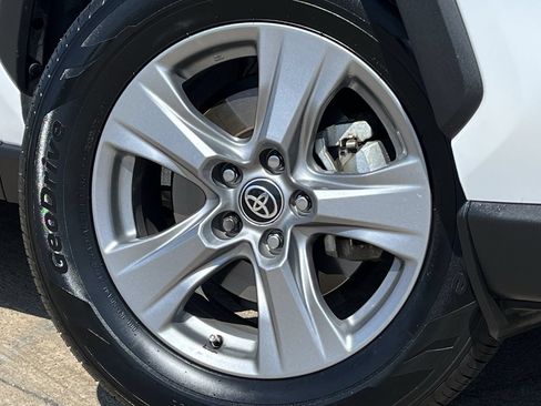 Used 2025 Toyota RAV4 LE AWD/4WD image 28